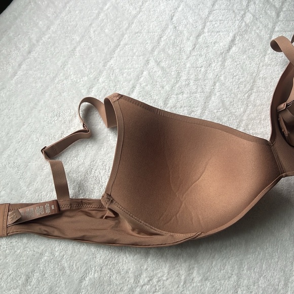 SKIMS Wireless Form Push-Up Plunge Bra - Picture 12 of 14